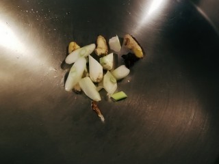 8、黑鱼豆腐汤,另起油锅 放入1汤匙食用油  放入葱姜炒香