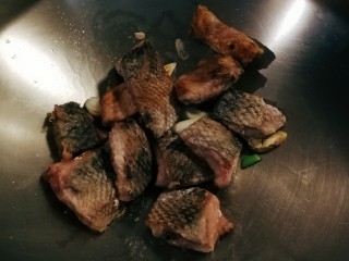 9、黑鱼豆腐汤,放入煎好的黑鱼块