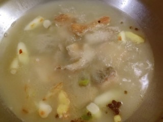 11、黑鱼豆腐汤,大火煮开  汤汁变成奶白色