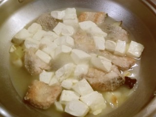12、黑鱼豆腐汤,放入豆腐块煮5分钟