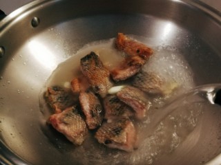 10、黑鱼豆腐汤,倒入开水