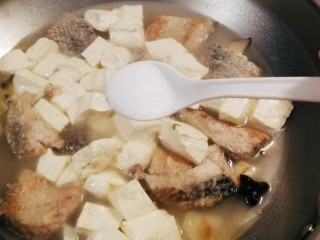 13、黑鱼豆腐汤,放入盐