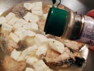 14、黑鱼豆腐汤,放入胡椒粉