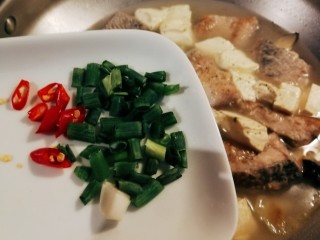 15、黑鱼豆腐汤,放入香葱和红尖椒 关火