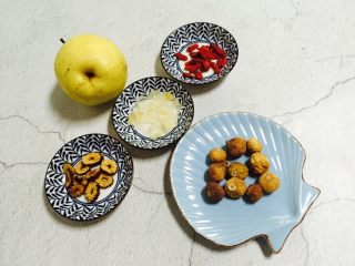 1、雪梨无花果糖水,准备好食材