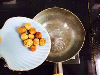 3、雪梨无花果糖水,锅中加入800ml的清水大火烧开放入清洗干净的无花果，大火煮开转中火煮十分钟