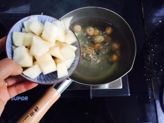 4、雪梨无花果糖水,放入雪梨