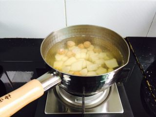 5、雪梨无花果糖水,搅拌一下