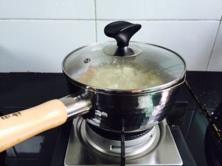 6、雪梨无花果糖水,盖上锅盖大火煮开转中小火煮十分钟