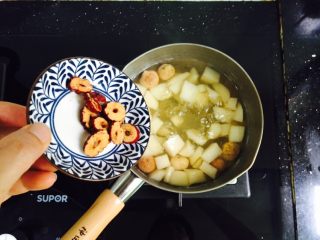 7、雪梨无花果糖水,放入清洗干净的红枣片