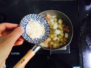 8、雪梨无花果糖水,放入黄冰糖小火煮五分钟