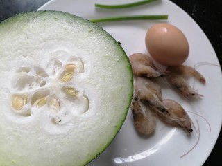 1、冬瓜鸡蛋汤,准备好所需材料