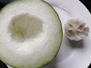 2、冬瓜鸡蛋汤,将冬瓜籽抠干净