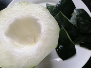 3、冬瓜鸡蛋汤,将冬瓜去皮