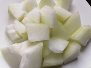4、冬瓜鸡蛋汤,将冬瓜切成块状并清洗干净