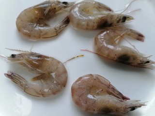 5、冬瓜鸡蛋汤,将虾的虾线挑干净