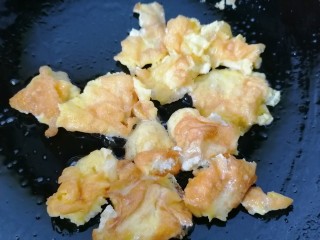 9、冬瓜鸡蛋汤,将鸡蛋炒成小块然后盛出备用