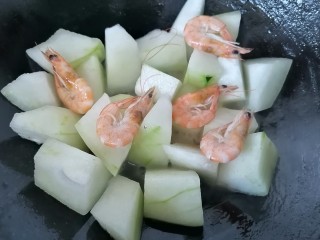 11、冬瓜鸡蛋汤,将虾也放入一同翻炒