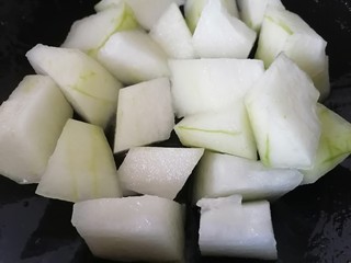 10、冬瓜鸡蛋汤,再放入少许油放入冬瓜翻炒