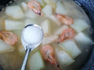 13、冬瓜鸡蛋汤,水开后加入一勺盐调味