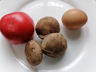1、西红柿香菇汤,准备好所需材料