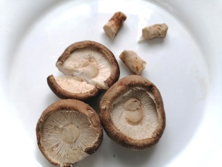 2、西红柿香菇汤,将香菇根部剪掉