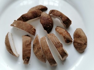 3、西红柿香菇汤,将香菇切成长条状