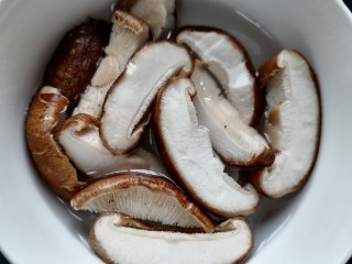 4、西红柿香菇汤,泡水清洗干净