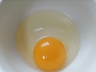 6、西红柿香菇汤,鸡蛋磕入碗中