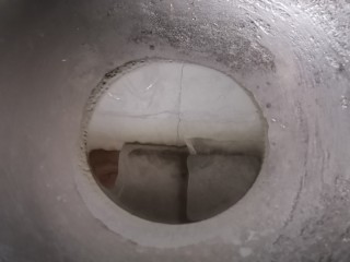 9、西红柿香菇汤,锅内放油烧热