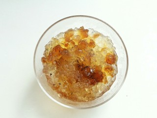 3、养颜美容桃胶银耳羹,桃胶看着不大，但是泡完之后会发得很大。