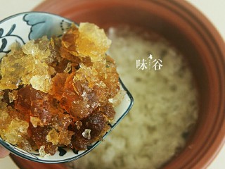 11、养颜美容桃胶银耳羹,到银耳粘稠时放入桃胶，继续炖煮1个半小时。