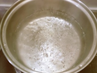 6、玉米渣粥,汤锅加入清水 水烧开