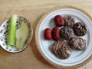 2、老鸭煲,葱段，姜片，红枣，干香菇。