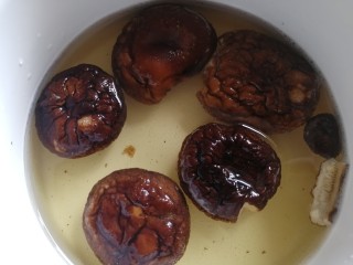 3、老鸭煲,香菇温水泡发。