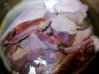 4、老鸭煲,老鸭冷水下锅，水开焯3分钟。