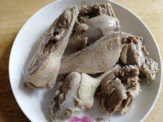 7、老鸭煲,捞出老鸭温水洗净。