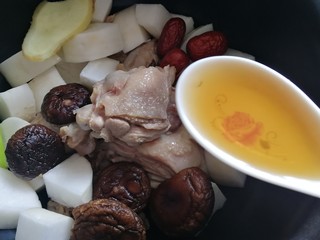 9、老鸭煲,两汤匙黄酒。