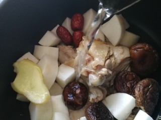 11、老鸭煲,倒入开水。