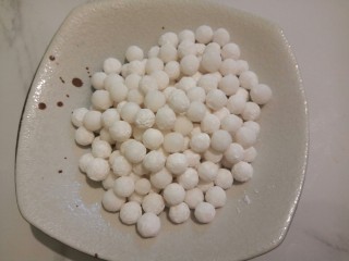 1、#甜味#酒酿圆子鸡蛋羹,小圆子准备125克(也可以自己在家用糯米粉加水做,搓成小圆球)