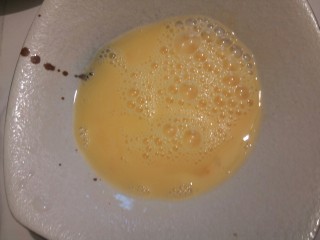 4、#甜味#酒酿圆子鸡蛋羹,用筷子顺时针打散鸡蛋