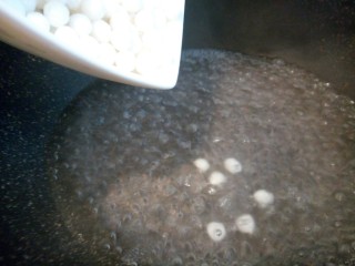 7、#甜味#酒酿圆子鸡蛋羹,锅里加适量清水烧开,放入小圆子