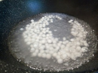 8、#甜味#酒酿圆子鸡蛋羹,先不要去搅拌它,等定型以后轻轻晃动锅