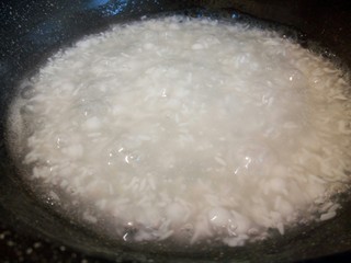 11、#甜味#酒酿圆子鸡蛋羹,加番薯粉水勾芡,一边倒一边拌,这样做好的羹,浓稠一致