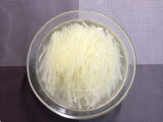 1、#绿色美食#炝拌香辣土豆丝,土豆一个，去皮切丝后，放入清水冲洗，洗去淀粉！