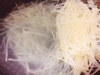 3、#绿色美食#炝拌香辣土豆丝,如图，不要焯水过久，影响脆爽度！