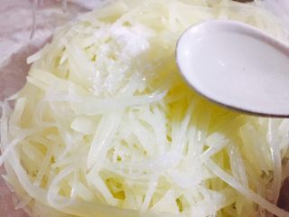 5、#绿色美食#炝拌香辣土豆丝,加入米醋一勺，也可用白醋替代，口感上会有些许差异！