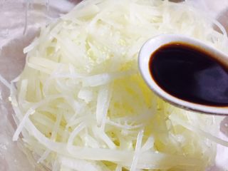 6、#绿色美食#炝拌香辣土豆丝,味极鲜一勺，感觉这个味道要比生抽好许多！