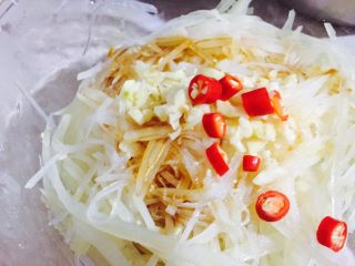 7、#绿色美食#炝拌香辣土豆丝,加入蒜粒末，喜欢吃辣的加点小米辣，不喜辣的可忽略！