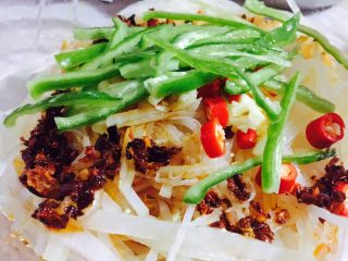 9、#绿色美食#炝拌香辣土豆丝,在加入一点青椒丝，我是有多爱辣椒～其实可以用葱段替代哦！